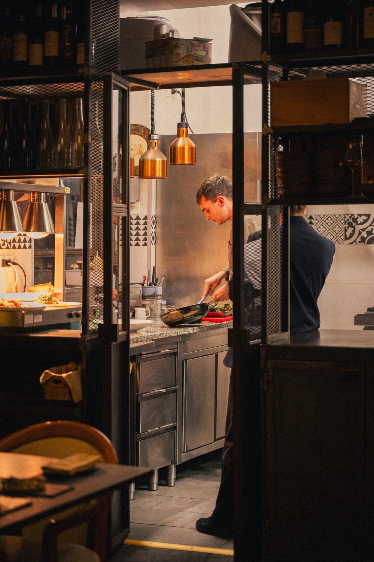 La cucina a vista dell'Oca Bianca