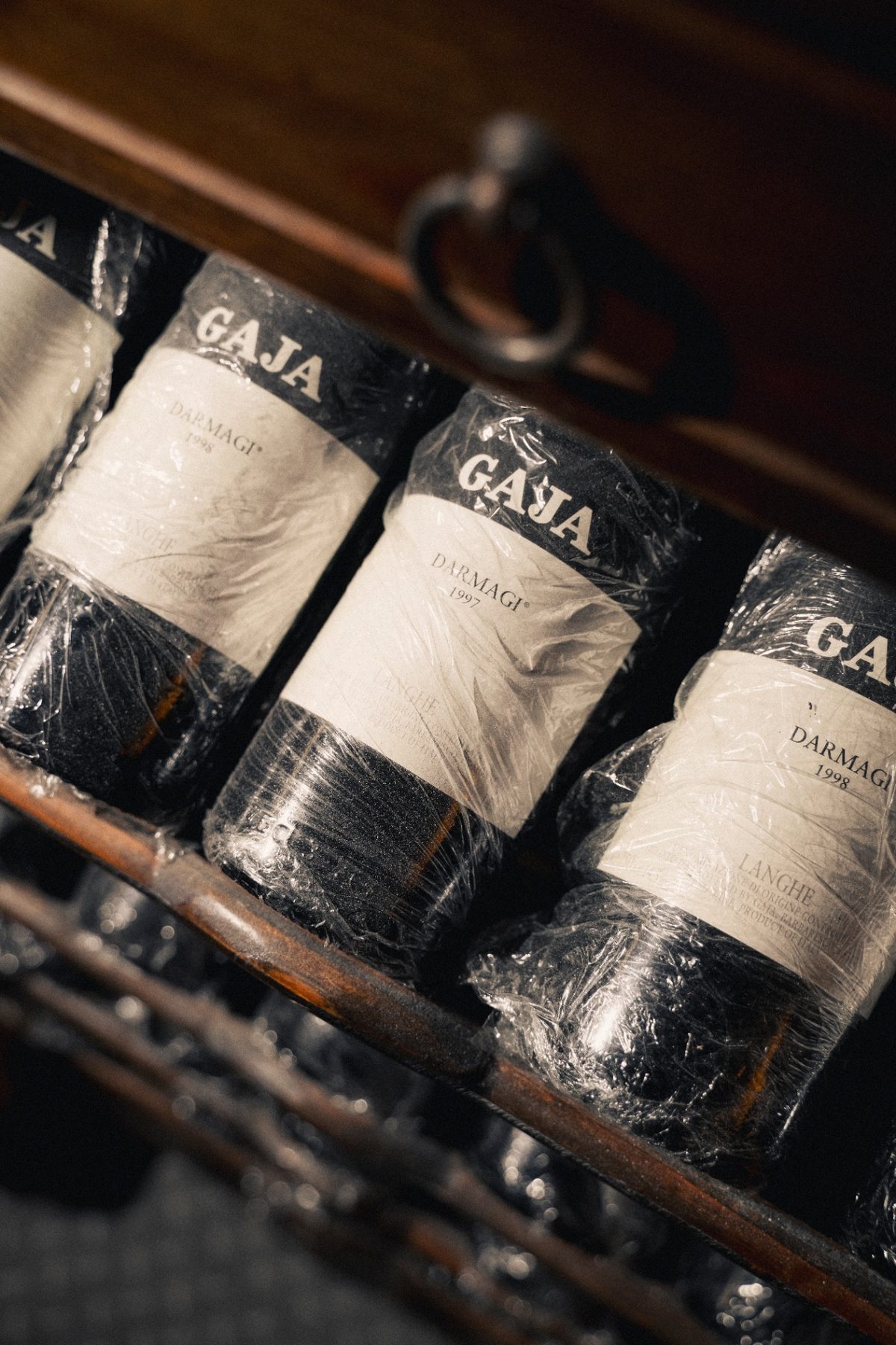 Bottiglie Gaja Darmagi in cantina